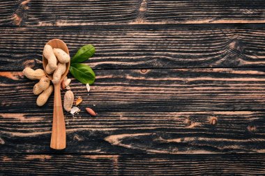 Fıstık koyu ahşap arka plan üzerinde. Sağlıklı aperatifler. Üstten Görünüm. Metin için boş alan.