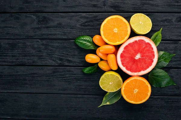 Kumquat Sinaasappel Grapefruitsap Vers Tropisch Fruit Een Houten Achtergrond Bovenaanzicht — Stockfoto