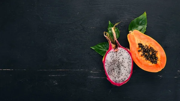 Papaya Und Drachenfrucht Frische Tropische Früchte Auf Einem Hölzernen Hintergrund — Stockfoto