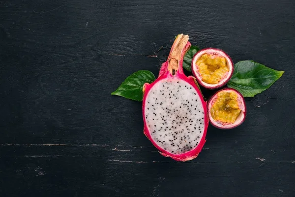 Dragon Fruit Passievrucht Tropische Vruchten Een Houten Achtergrond Bovenaanzicht Kopiëren — Stockfoto