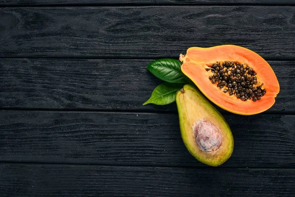 Papaya Avocado Frutta Tropicale Fresca Uno Sfondo Legno Vista Dall — Foto Stock