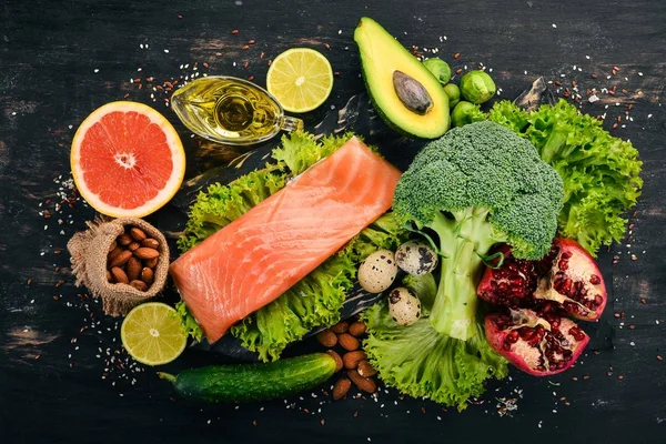 Egészséges Étel Hal Lazac Avokádó Brokkoli Friss Zöldségek Diófélék Gyümölcsök — Stock Fotó