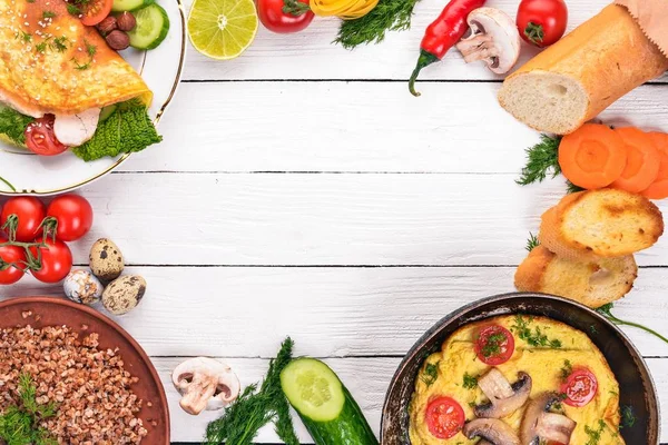 Pequeno Almoço Omelete Fagópiro Cogumelos Nozes Legumes Frescos Fundo Madeira — Fotografia de Stock