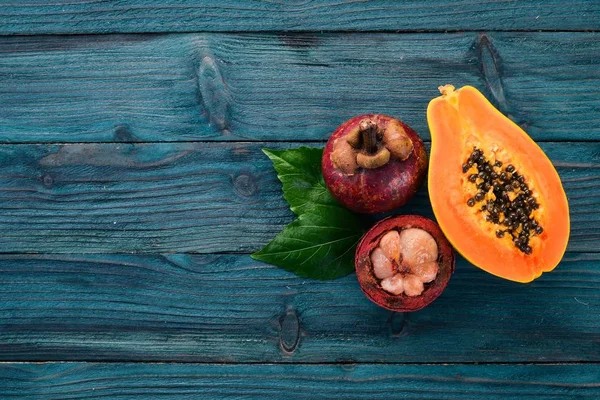 Παπάγια Και Mangosteen Τροπικά Φρούτα Ένα Ξύλινο Υπόβαθρο Top View — Φωτογραφία Αρχείου
