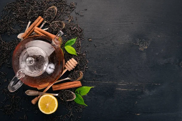 Τσάι Ένα Φλιτζάνι Γυαλί Μπαχαρικά Και Βότανα Μαύρο Φόντο Ξύλινη — Φωτογραφία Αρχείου