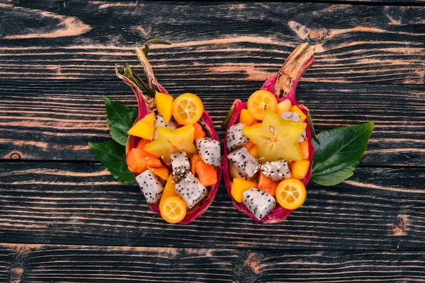トロピカル フルーツ サラダ ドラゴン フルーツ半分 パパイヤ ランブータン タマリンド サボテンの果実 マンゴー — ストック写真
