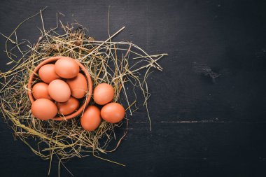 Tavuk çiğ kahverengi yumurta. Ahşap bir arka plan üzerinde. Üstten Görünüm. Kopya alanı.