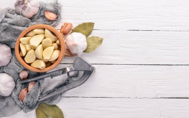 Sarımsak. Beyaz ahşap zemin üzerinde taze sarımsak kümesi. Üstten Görünüm. Kopya alanı.