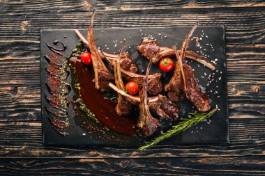 Fırında kaburga ızgara. Koyun eti. Bir kuzu taşırlar. Tagliateli İtalyan mutfağı. Metniniz için boş alan. Üstten Görünüm.