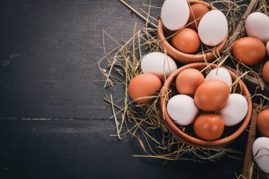Çiğ tavuk yumurtası kümesi. Ahşap bir arka plan üzerinde. Üstten Görünüm. Kopya alanı.