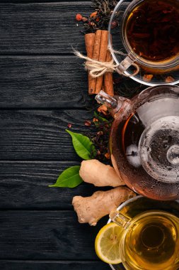 Limon, bal, tarçın ve zencefil ile siyah ve yeşil çay. Sıcak bir içecek üstten görünüm. Kopya alanı.