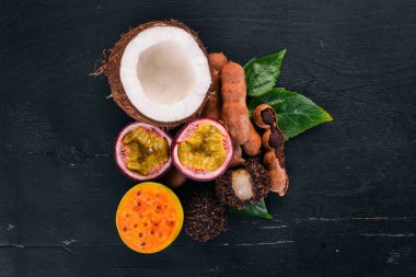 Maracuya, Hindistan cevizi, kaktüs meyve, Rambutan ve demirhindi. Tropikal meyve. Ahşap bir arka plan üzerinde. Üstten Görünüm. Kopya alanı.