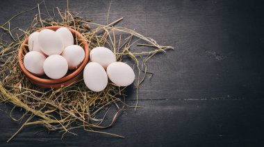 Tavuk çiğ beyaz yumurta. Ahşap bir arka plan üzerinde. Üstten Görünüm. Kopya alanı.
