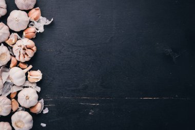 Sarımsak. Göğüs ahşap arka plan üzerinde taze sarımsak kümesi. Üstten Görünüm. Kopya alanı.