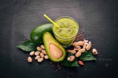 Avokado güler yüzlü ve keten tohumu ve fındık. Ahşap bir arka plan üzerinde. Metin için özgür yer. Üstten Görünüm.