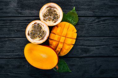 Mango ve Granadilla. Taze tropikal meyve. Ahşap bir arka plan üzerinde. Üstten Görünüm. Kopya alanı.