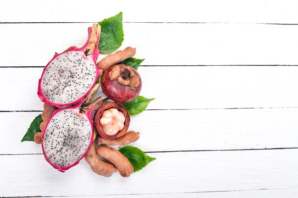 Δράκος Φρούτα Και Rambutan Mangosteen Φρέσκα Τροπικά Φρούτα Ένα Ξύλινο — Φωτογραφία Αρχείου