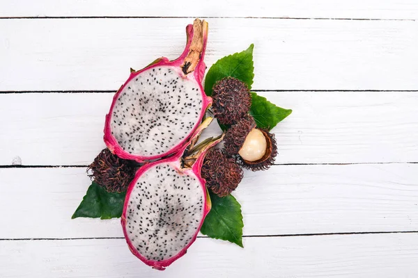 Fruta Del Dragón Rambután Frutas Tropicales Frescas Sobre Fondo Madera — Foto de Stock