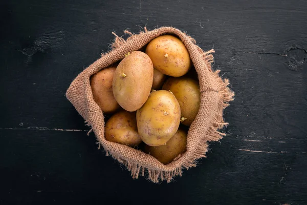 Batatas Cruas Fundo Madeira Preta Cozinhar Espaço Livre Para Texto — Fotografia de Stock