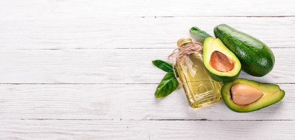 Avocado Avocado Olie Een Houten Achtergrond Bovenaanzicht Vrije Ruimte Voor — Stockfoto