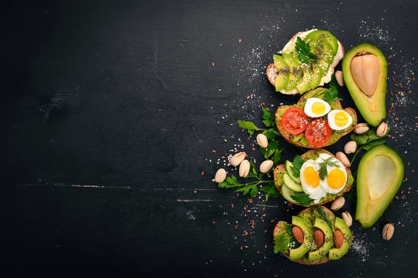 Conjunto Bocadillos Aguacate Tomates Cherry Huevos Codorniz Semillas Chía Sobre — Foto de Stock