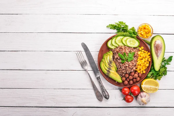 Comida Saludable Alforfón Aguacate Pepino Maíz Avellana Sobre Fondo Madera —  Fotos de Stock