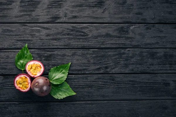 Φρούτο Του Πάθους Τροπικά Φρούτα Ένα Ξύλινο Υπόβαθρο Top View — Φωτογραφία Αρχείου