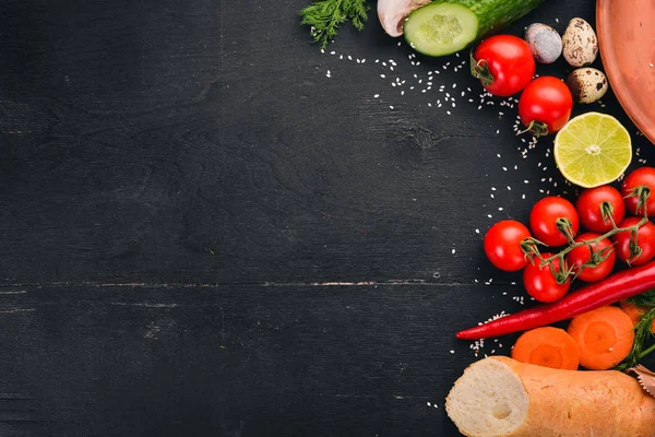 Preparazione Alla Cottura Pomodori Ciliegini Baguette Uova Quaglia Cetriolo Funghi — Foto Stock