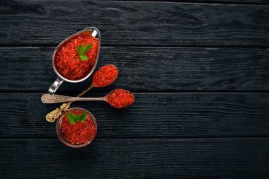 Kırmızı somon havyar. Ahşap bir arka plan üzerinde. Üstten Görünüm. Metin için boş alan.