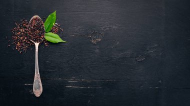 Siyah vahşi kuru pirinç üzerine bir kaşık. Ahşap bir arka plan üzerinde. Üstten Görünüm. Kopya alanı.