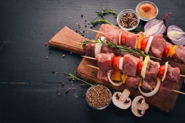 Ham kebap et sebze ahşap bir zemin üzerine gelen. Üstten Görünüm. Metin için boş alan.