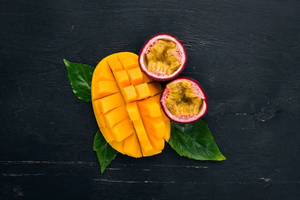 Mango Frutto Della Passione Frutta Tropicale Fresca Uno Sfondo Legno — Foto Stock