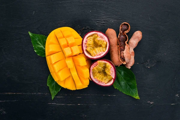 Μάνγκο Και Φρούτα Του Πάθους Φρέσκα Τροπικά Φρούτα Ένα Ξύλινο — Φωτογραφία Αρχείου