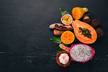 Papaya, Dragon meyve, kaktüs meyve. Taze tropikal meyve. Ahşap bir arka plan üzerinde. Üstten Görünüm. Kopya alanı.