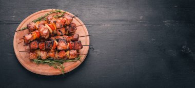 Şiş kebap ve soğanlı şiş kebap. Siyah ahşap masada..