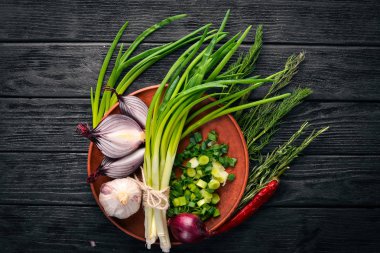 Soğan ahşap arka plan üzerinde. Üstten Görünüm. Metniniz için boş alan.