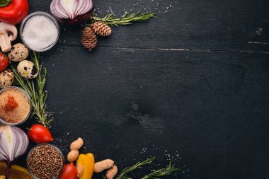 Sebzeler, otlar ve baharatlar yemek pişirmek için. Üstten Görünüm. Pişirme arka plan. Metin için boş alan.