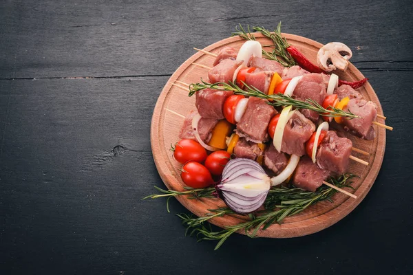 Surový Kebab Masa Dřevěné Pozadí Zeleninou Pohled Shora Volné Místo — Stock fotografie