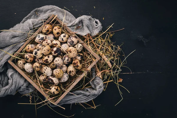 Vaktelägg Trä Korg Trä Bakgrund Ovanifrån Kopiera Utrymme — Stockfoto