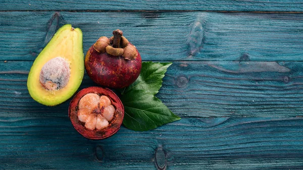 Mangosteen Και Αβοκάντο Φρέσκα Τροπικά Φρούτα Ένα Ξύλινο Υπόβαθρο Top — Φωτογραφία Αρχείου