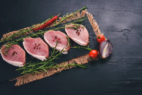 Hovězí Steak Čerstvou Zeleninou Rozmarýnem Koření Černém Pozadí Dřevěná Pohled — Stock fotografie