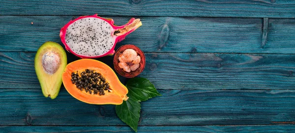 Dragon Meyve Avokado Papaya Mangosteen Tropikal Meyve Ahşap Bir Arka — Stok fotoğraf