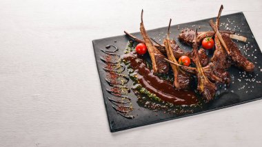 Fırında kaburga ızgara. Koyun eti. Bir kuzu taşırlar. Tagliateli İtalyan mutfağı. Metniniz için boş alan. Üstten Görünüm.