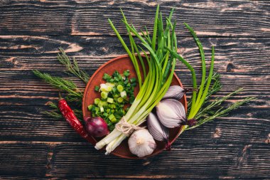 Soğan ahşap arka plan üzerinde. Üstten Görünüm. Metniniz için boş alan.