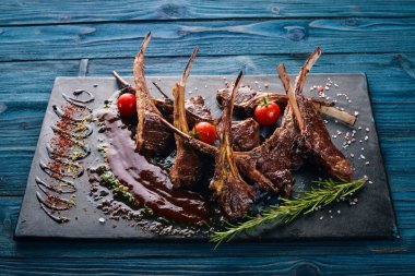 Fırında kaburga ızgara. Koyun eti. Bir kuzu taşırlar. Tagliateli İtalyan mutfağı. Metniniz için boş alan. Üstten Görünüm.