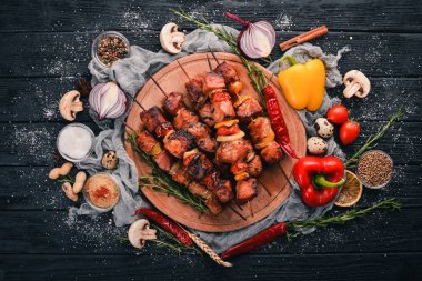 Şiş kebap ve soğanlı şiş kebap. Siyah ahşap masada..