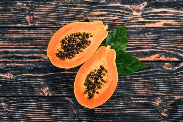 Papaya Tropische Vruchten Een Houten Achtergrond Bovenaanzicht Kopiëren Van Ruimte — Stockfoto