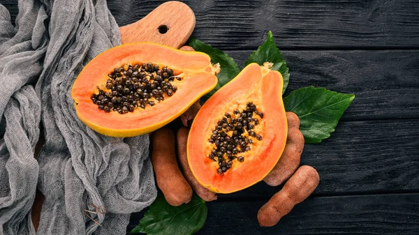 Papaja Tamarinde Vers Tropisch Fruit Een Houten Achtergrond Bovenaanzicht Kopiëren — Stockfoto