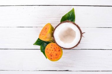 Kaktüs bir meyve ve Hindistan cevizi var. Taze tropikal meyve. Ahşap bir arka plan üzerinde. Üstten Görünüm. Kopya alanı.