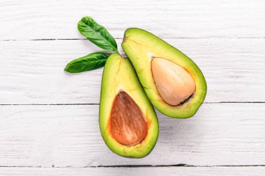 Ahşap arka plan üzerinde avokado. Üstten Görünüm. Metniniz için boş alan.